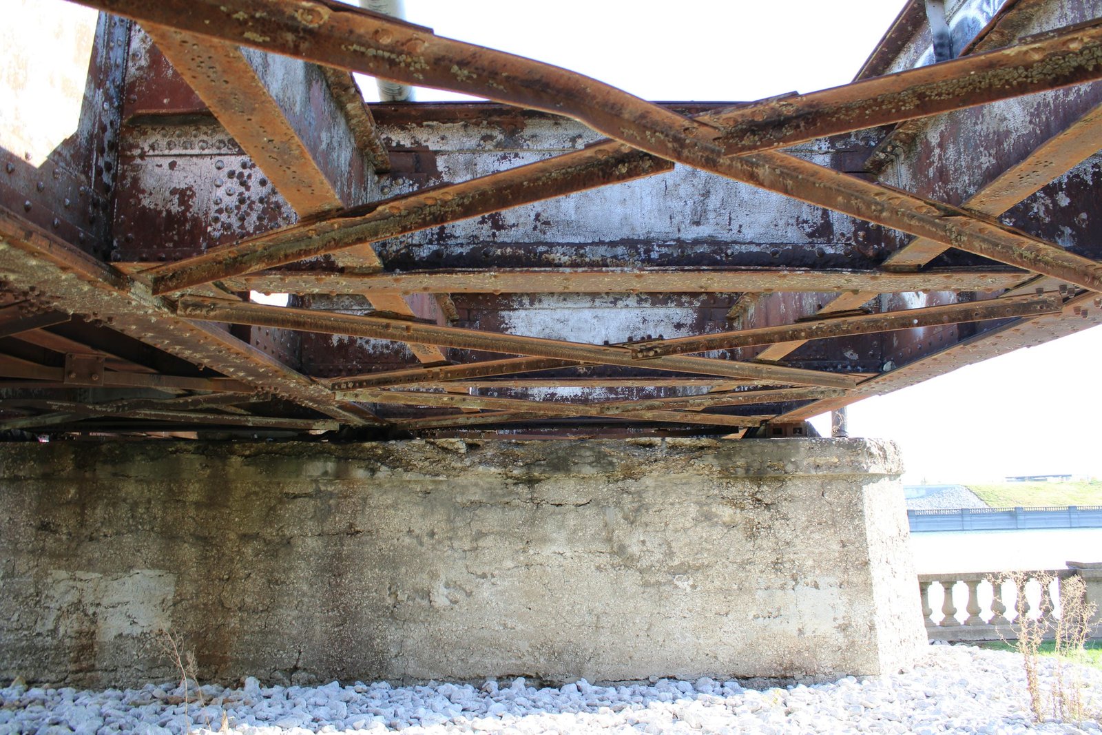 South track floor system, west span (span #8)